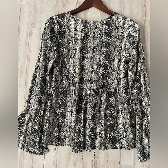 Savanna Jane Womens Aztec Embroidered Long Bell Sleeve V Neck Top Sz Small Boho - Picture 2 of 7